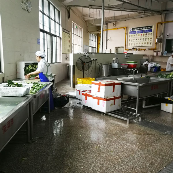 東莞大嶺山第二小學(xué)廚房食材清洗區(qū)