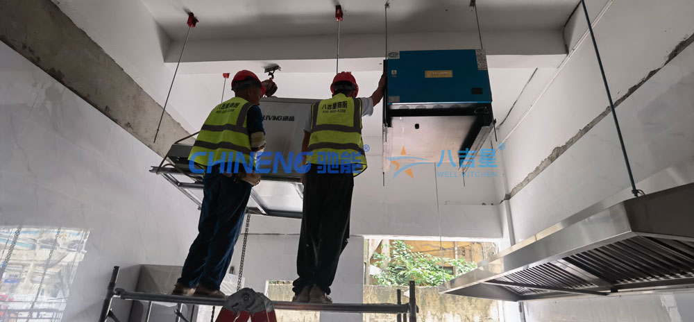 井岡紅土菜館廚房工程風(fēng)機(jī)安裝現(xiàn)場(chǎng)
